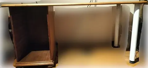 Bureau en bois, fonctionnel, avec ses tiroirs.
