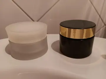Donne pots vides pour cosmétiques (crèmes...)