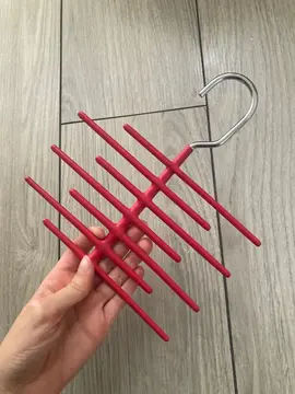 petit cintre porte cravate rouge