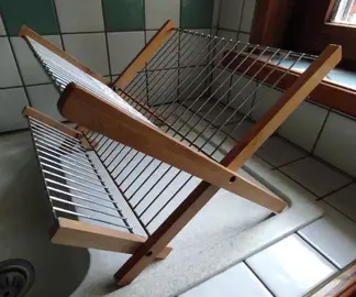 À améliorer : égouttoir à vaisselle en bois et métal