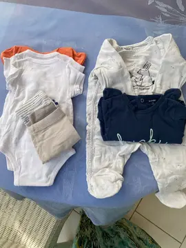 trois. Mois, enfants, vêtements