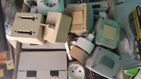 Matériel électrique, prises, interrupteurs anciens