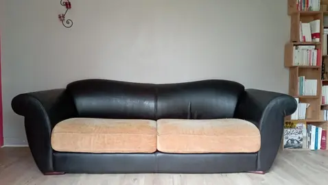 canapé cuir et tissu maison coloniale