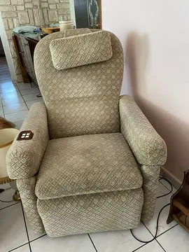 dons vêtements draps vaisselle fauteuil pour senior chambre à coucher