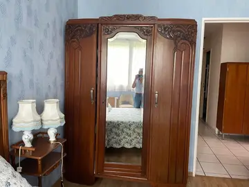 chambre à coucher avec 2tables de nuit une chaise toilettes pour senior