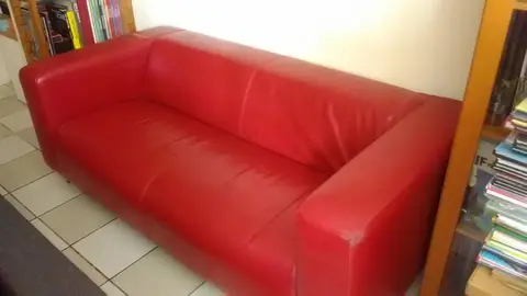 canapé IKEA cuir rouge