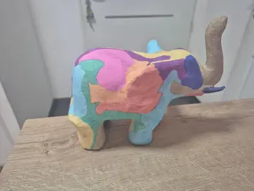 Éléphant en papier mâché