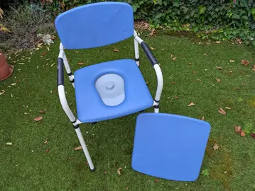 Chaise d'aisance pour personne agée ou à mobilité réduite et petit banc pliant