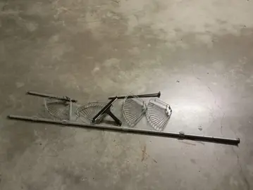 Tringle télescopique avec ses paniers et une raclette pour la douche