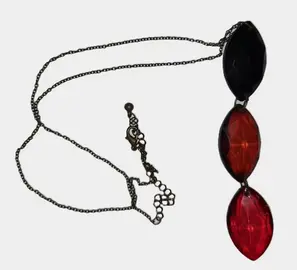 Pendentif pierres rouges