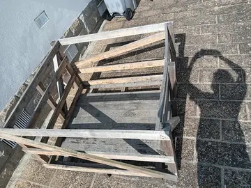 Palette d'ardoises vide en bois gris 1,04 m x 1,20 m et 77 cm de hauteur