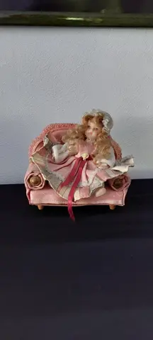 poupée en porcelaine