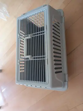 UNE CAGE