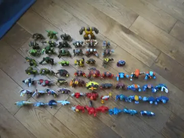 lot de figurines Gormiti avec quelques cartes