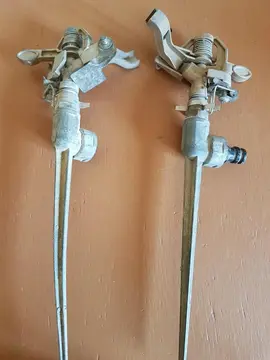 2 systèmes d'arrosage en métal