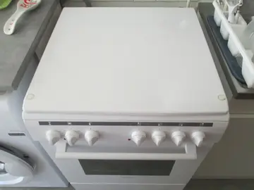 Cuisinière avec four et plaques électriques
