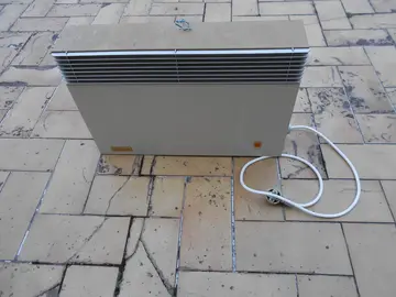 Radiateur électrique occasion il fonctionne 220 v 2000 watts (a dépoussièrer)