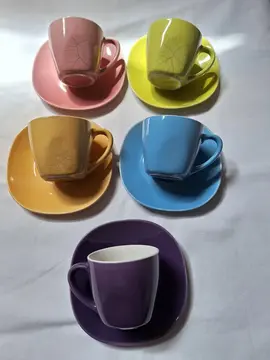 5 tasses à café colorées avec les soucoupes