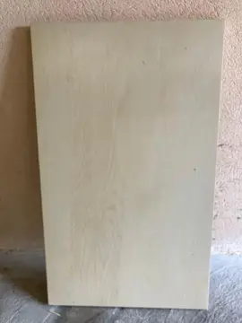 Plateau et 3 pieds identiques et 1 pied différent mais de même hauteur