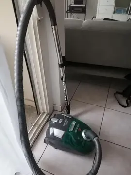 aspirateur sans sac avec tuyau mal fixé