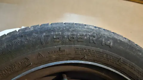 Donne 4 roues C3 été 14" et 4 roues C3 hiver 15" pneus fin de vie
