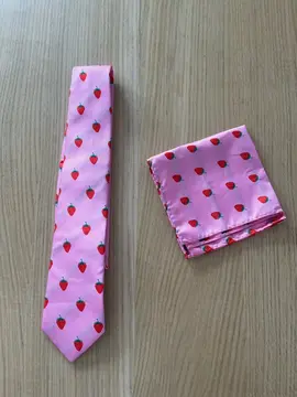 Cravate et carré fantaisie motif fraise