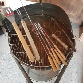 barbecue en tole avec accessoires