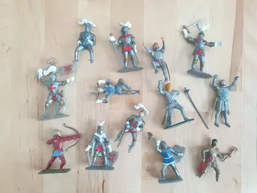 Lot de figurines médiévales