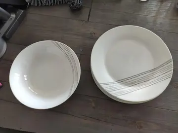 Assiettes + grande assiette creuse