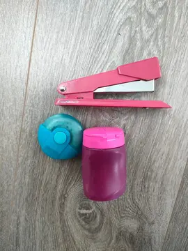 agrafeuse + taille crayon+ gomme