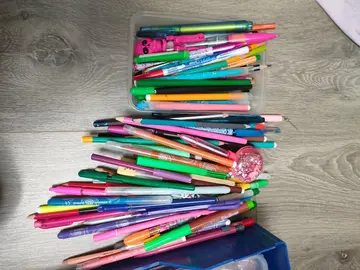 lot stylos crayons de couleur feutres