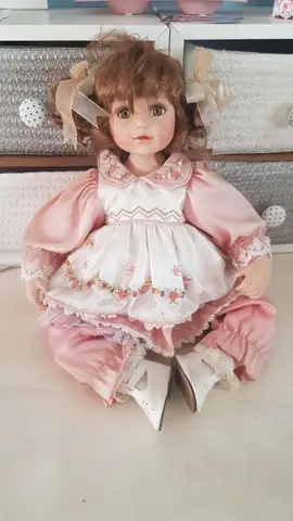 poupée en porcelaine