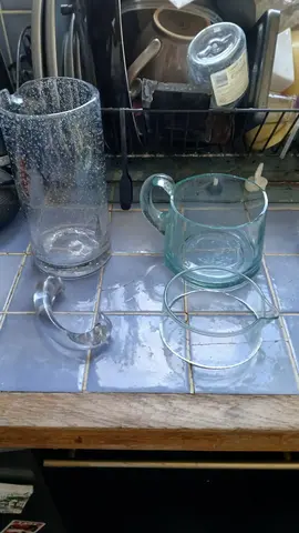 2 carafes à réparer