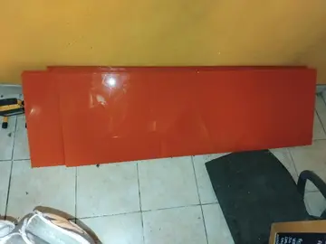 Etagères murales orange en verre