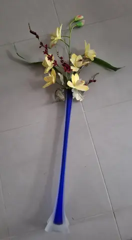 vase en verre bleu + fleurs tissus