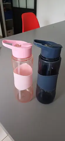 2 gourdes en plastique avec paille incorporée
