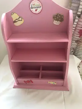 Petite étagère rose pour enfant