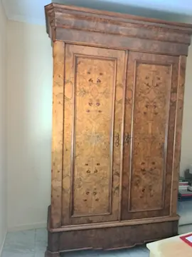 Grande armoire en bois massif
