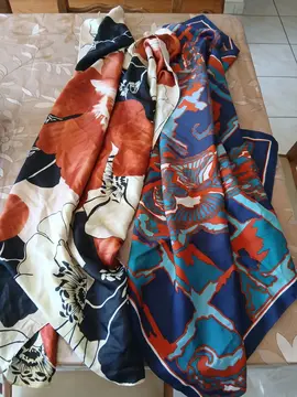 2 grands foulards en très bon état