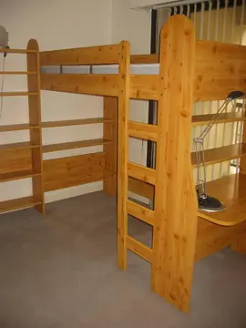 Lit mezzanine avec étagères