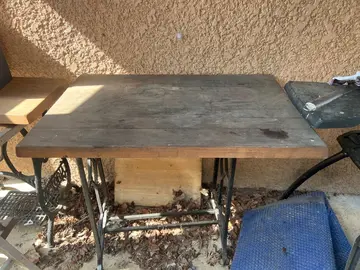 petite table avec plateau bois à renover