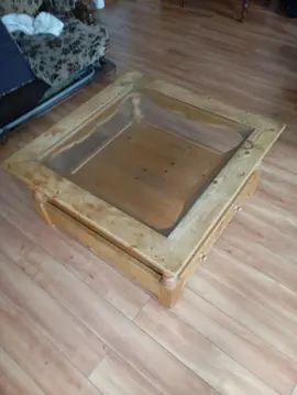 table basse en bois, vitrée