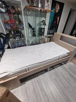 lit ado une place