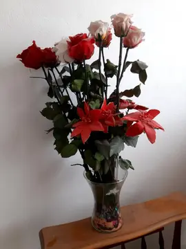 vase haut avec fleurs naturalisées