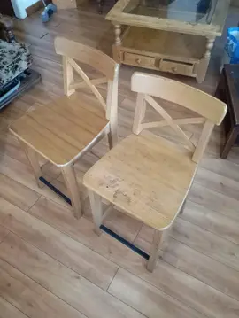 2 chaises en bois ikea