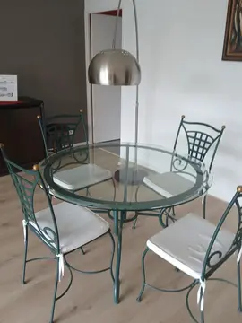 Table et 4 chaises metalliques tres solides