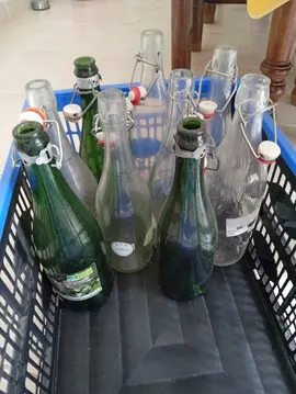 Lot de bouteilles vides avec bouchons