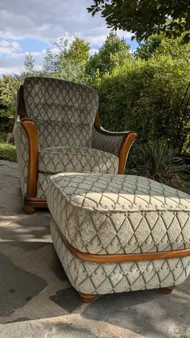 fauteuil + pouf tissu et bois massif
