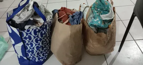 donne 3 poches de vêtements pour bébés naissances à 3 mois