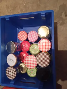 pots de confiture vides sans étiquette
